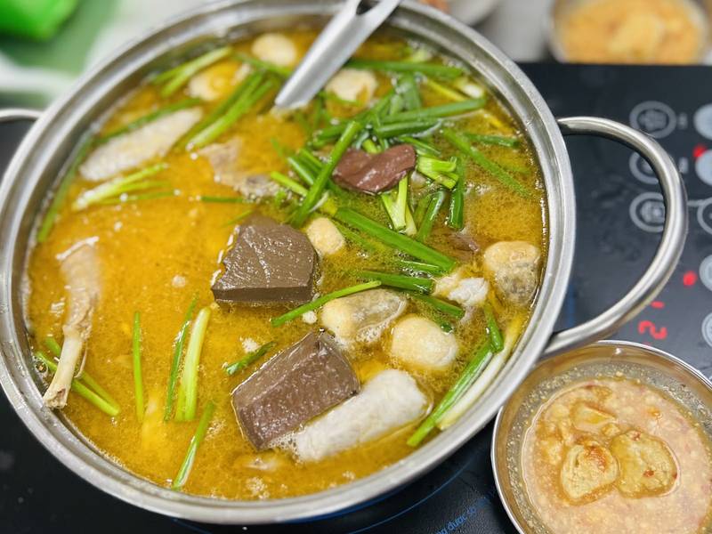 Nồi lẩu vịt nấu chao với tiết vịt và khoai môn