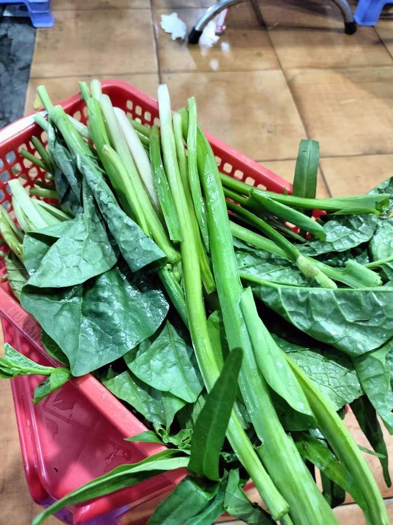 Rổ rau muống và rau xanh ăn kèm lẩu