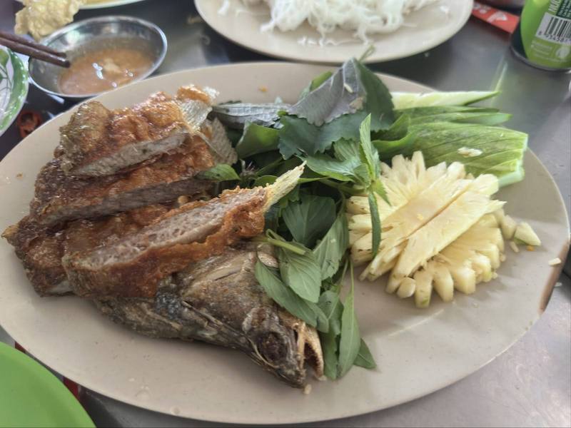 Cá chiên giòn ăn kèm rau thơm và dưa chua