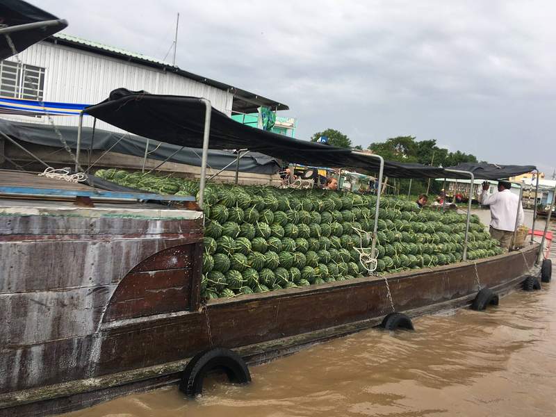 Ghe chở đầy dưa hấu neo trên sông ở chợ nổi Cái Răng